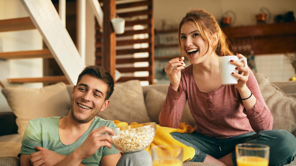 https://imagenes.heraldo.es/files/image_990_v3/uploads/imagenes/2022/08/29/happy-couple-eating-popcorn-while-watching-movie-at-home.jpeg