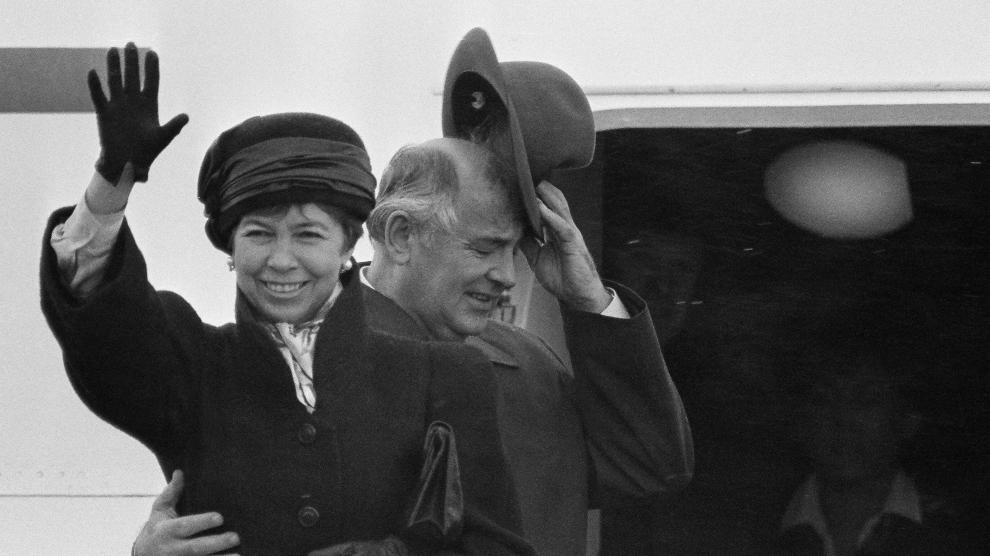 Mijail Gorvachov y su esposa Raisa, a su llegada a Reikiavik, Islandia, el 13 de octubre de 1986.
