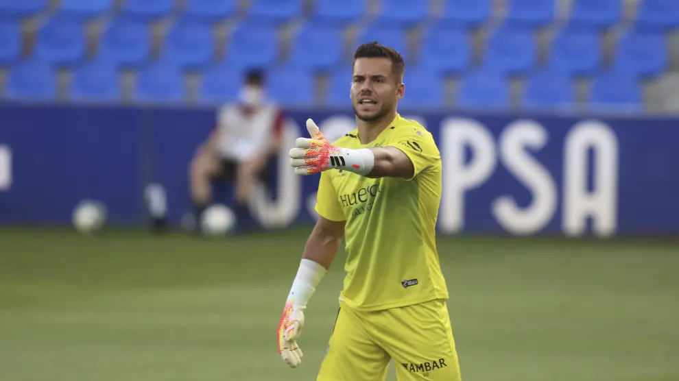 Álvaro Fernández durante un partido con la SD Huesca.