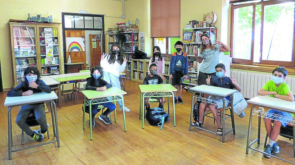 Ocho alumnos acudieron a la escuela de Senegüé con su profesora Virginia Blanco el pasado curso.
