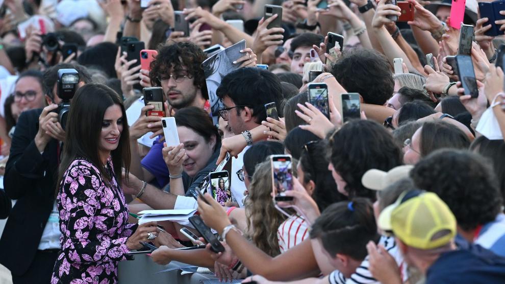 Venice (Italy), 04/09/2022.- Spanish actress Penelope Cruz signs autographs as she arrives for the premiere of 'L'immensita' during the 79th annual Venice International Film Festival, in Venice, Italy, 04 September 2022. The movie is presented in the official competition 'Venezia 79' at the festival running from 31 August to 10 September 2022. (Cine, Italia, Niza, Venecia) EFE/EPA/ETTORE FERRARI ITALY VENICE FILM FESTIVAL