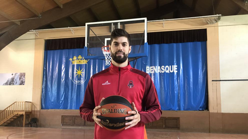Santi Yusta posa para HERALDO en la concentración del Casademont en Benasque.