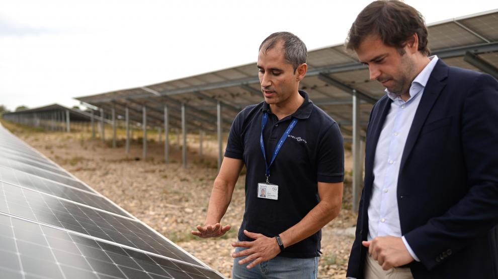 Ignacio Cortés, responsable del proyecto de descarbonización de Stellantis Zaragoza, y Javier Martínez, director general de Prosolia, en el parque fotovoltaico ubicado en las instalaciones de Opel España en Figueruelas.