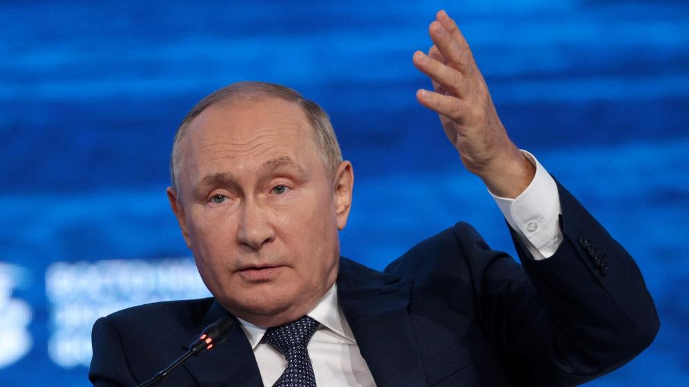 El presidente ruso Vladimir Putin asiste a la sesión plenaria del Foro Económico Oriental 2022