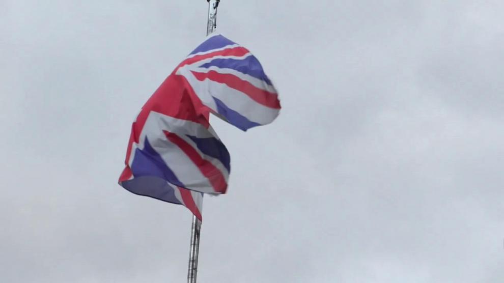 Bandera a media hasta en la embajada Británica de Madrid
