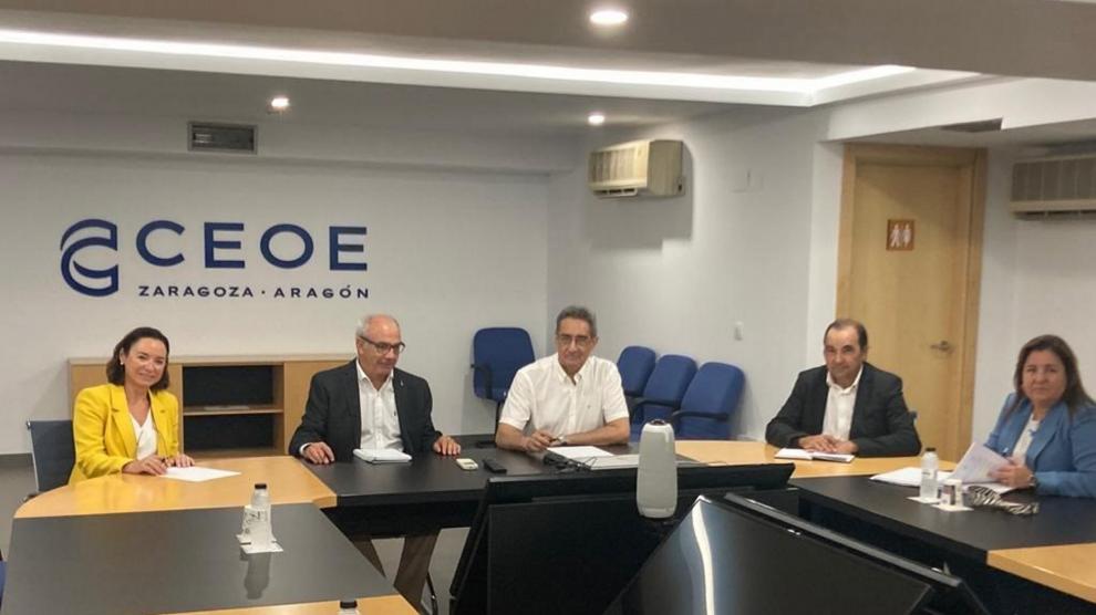 Los concejales de Vox en el Ayuntamiento de Zaragoza se han reunido este lunes con representantes de CEOE-Aragón.