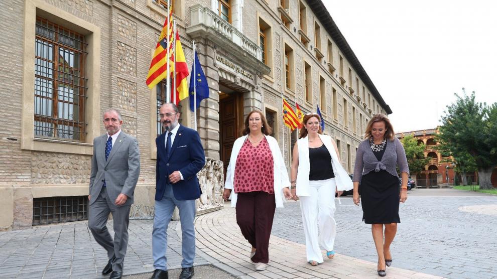 El presidente del Gobierno de Aragón, Javier Lambán, se reúne con representantes de la Asociación de Víctimas del Terrorismo (AVT).