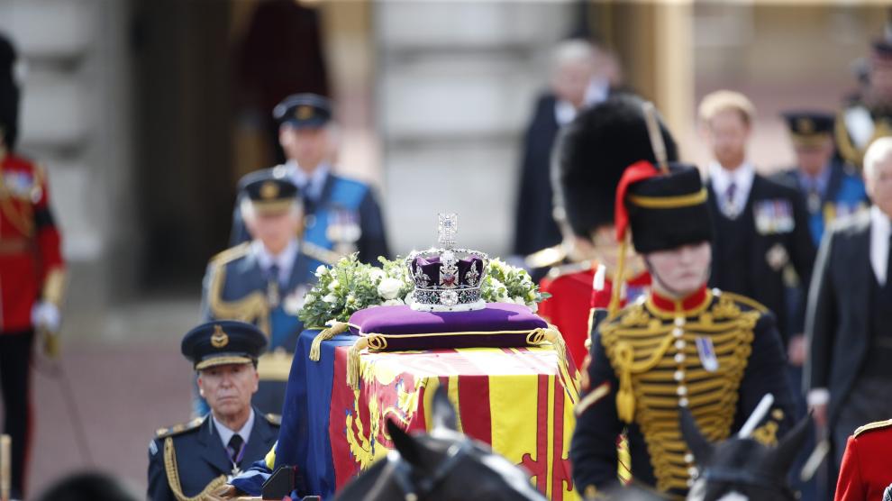 LONDON, ENGLAND - SEPTEMBER 14: The coffin carrying Queen Elizabeth II makes its way along The Mall during the procession for the Lying-in State of Queen Elizabeth II on September 14, 2022 in London, England. Queen Elizabeth II's coffin is taken in procession on a Gun Carriage of The King's Troop Royal Horse Artillery from Buckingham Palace to Westminster Hall where she will lay in state until the early morning of her funeral. Queen Elizabeth II died at Balmoral Castle in Scotland on September 8, 2022, and is succeeded by her eldest son, King Charles III. Chris J Ratcliffe/Pool via REUTERS BRITAIN-ROYALS/QUEEN