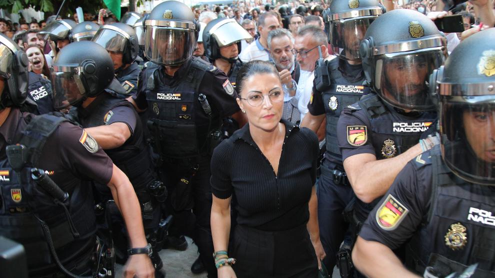 La ex política Macarena Olona (c) intenta acceder a un acto en la facultad de Derecho de Granada este jueves.