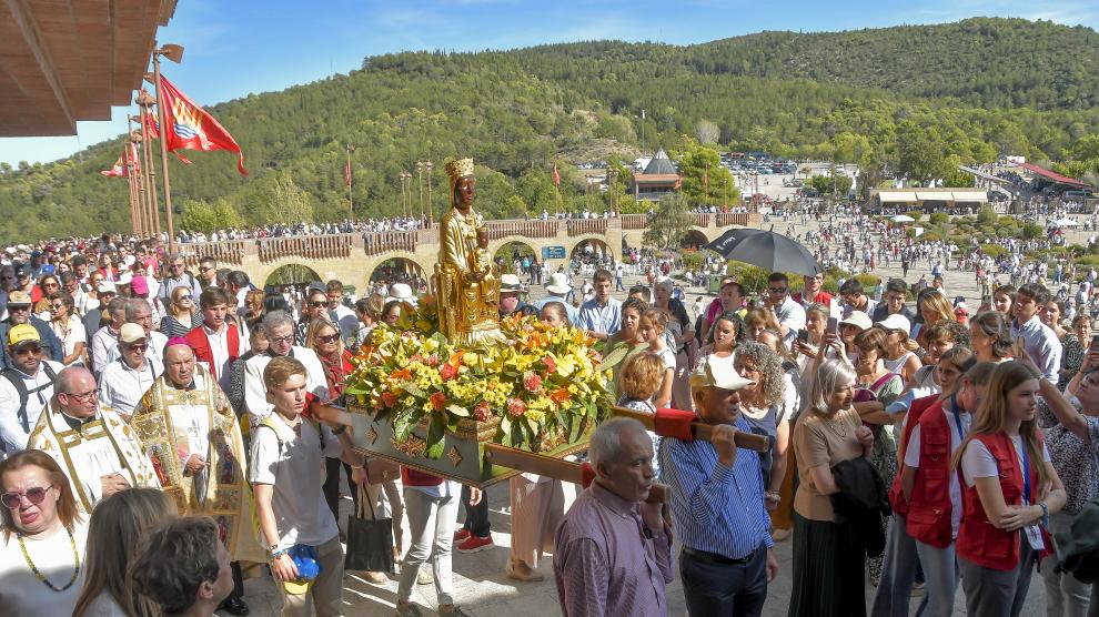 Rosario con la Virgen de Torreciudad en la Jornada Mariana de la Familia.