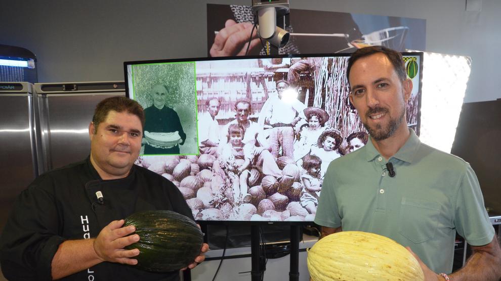 Hugo López y Chuma Sahún, con las dos variedades de melón de Torres de Berrellén.