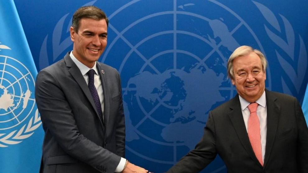Pedro Sánchez estrecha la mano de Antonio Guterres