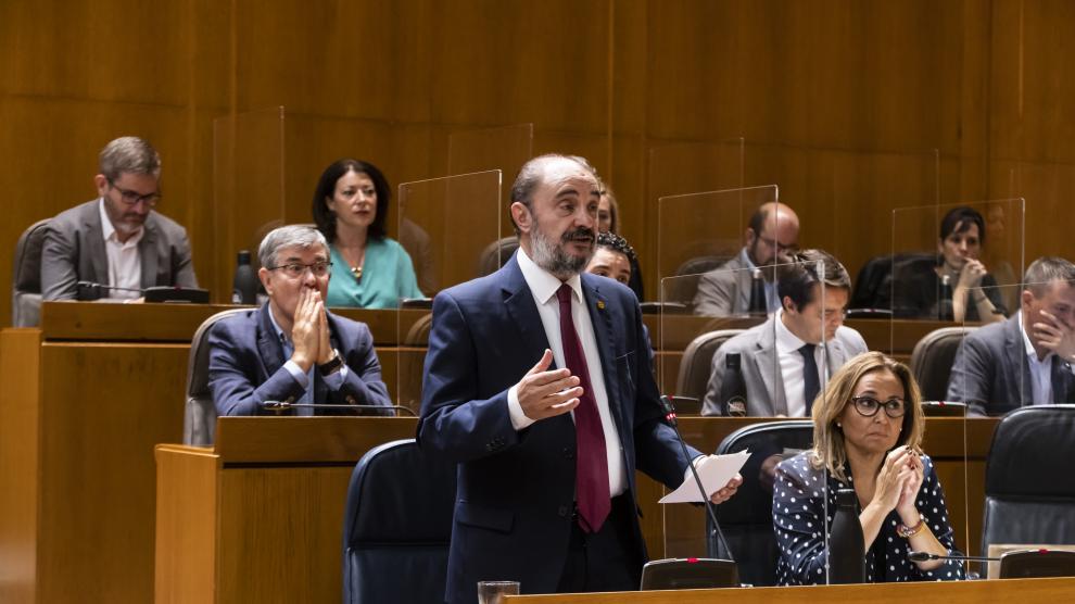 El presidente aragonés, Javier Lambán, en su respuesta al PP en la sesión de control de las Cortes.