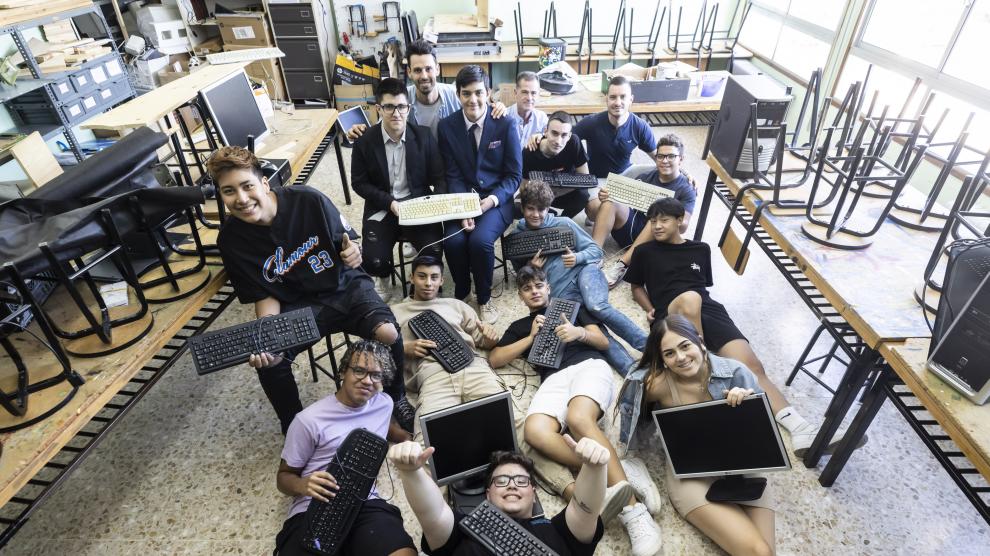 Alumnos y profesores de Escolapias Santa Engracia en una de las aulas del colegio.