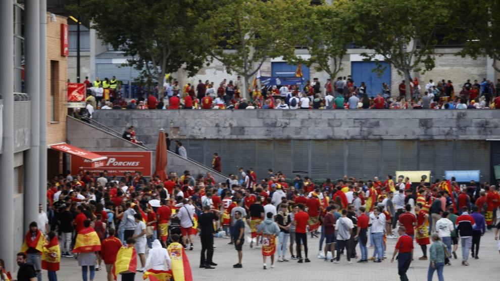 Una ola roja toma la Romareda para el partido de esta noche.