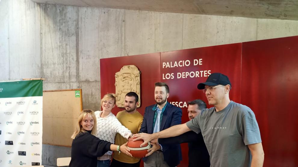Antonio Orús, presidente del Huesca La Magia, este miércoles en la firma del convenio con los representantes de las peñas.