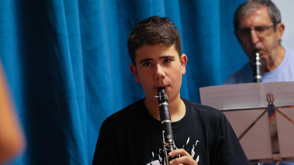 Un joven de la banda municipal de música de Zaragoza.