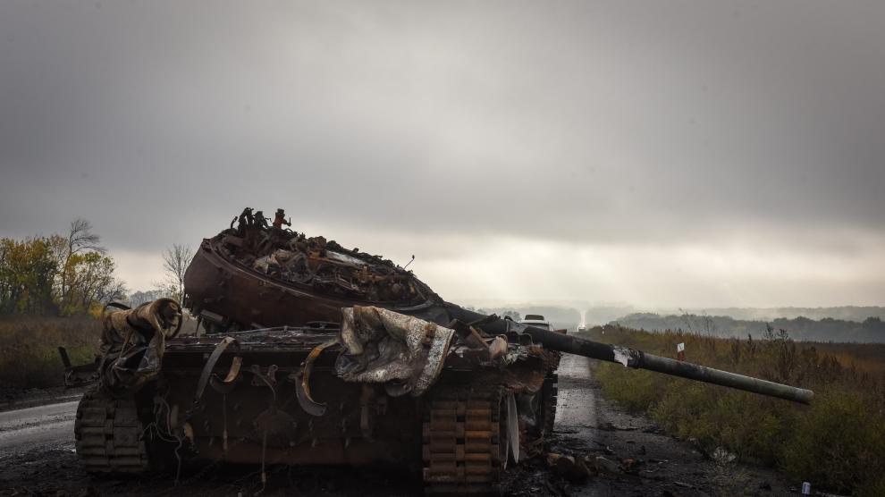 Un tanque ruso destrozado en una carretera UKRAINE RUSSIA CONFLICT