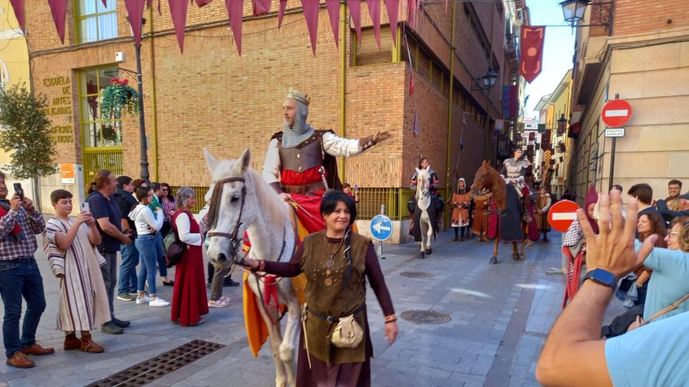 El rey Pedro II encabeza el desfile de las tropas aragonesas para cerrar la fiesta medieval.