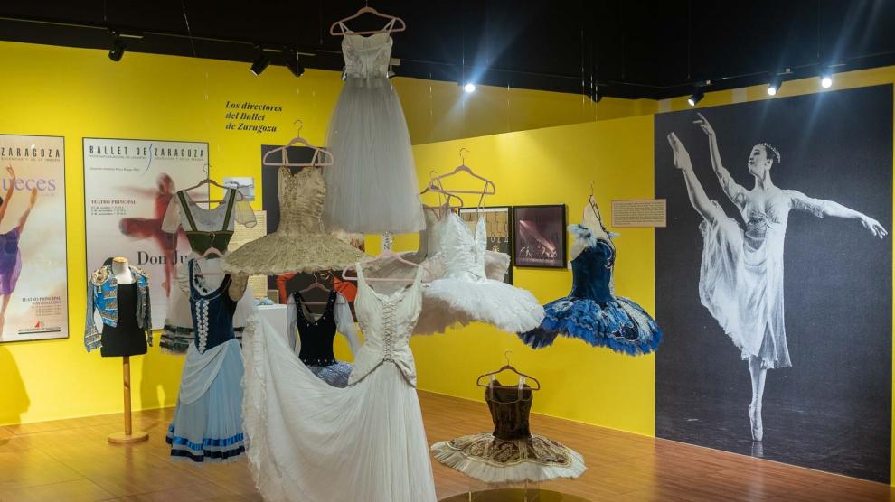 La muestra reúne fotografías, objetos personales y vestuario de numerosos bailarines.