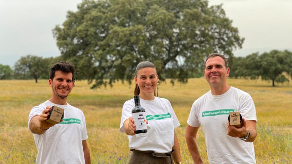 Los cofundadores del proyecto José Alfredo Martín, Sira Plana y Alberto Alfonso con productos de su marca Mi Olivo.