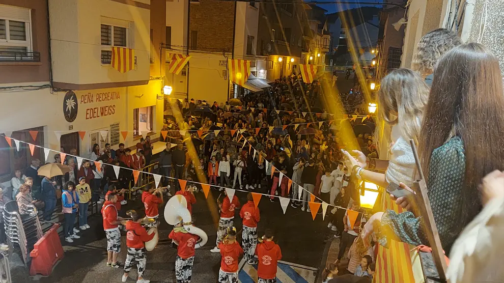 Muchos vecinos acudieron al lanzamiento del cohete como inicio de las fiestas del barrio de Puente sardas de Sabiñánigo que amenizó la charanga Pintakoda.