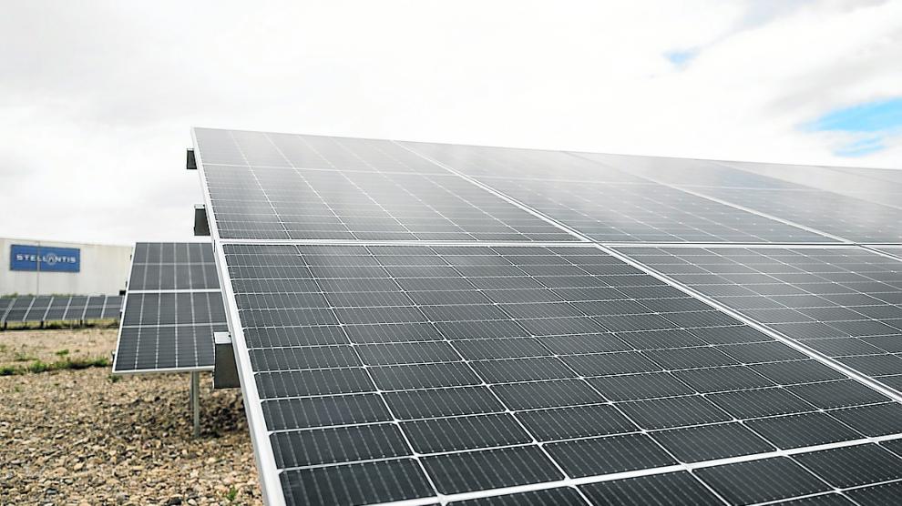 Instalación de parque fotovoltaico en la planta de Stellantis de Figueruelas (Zaragoza).