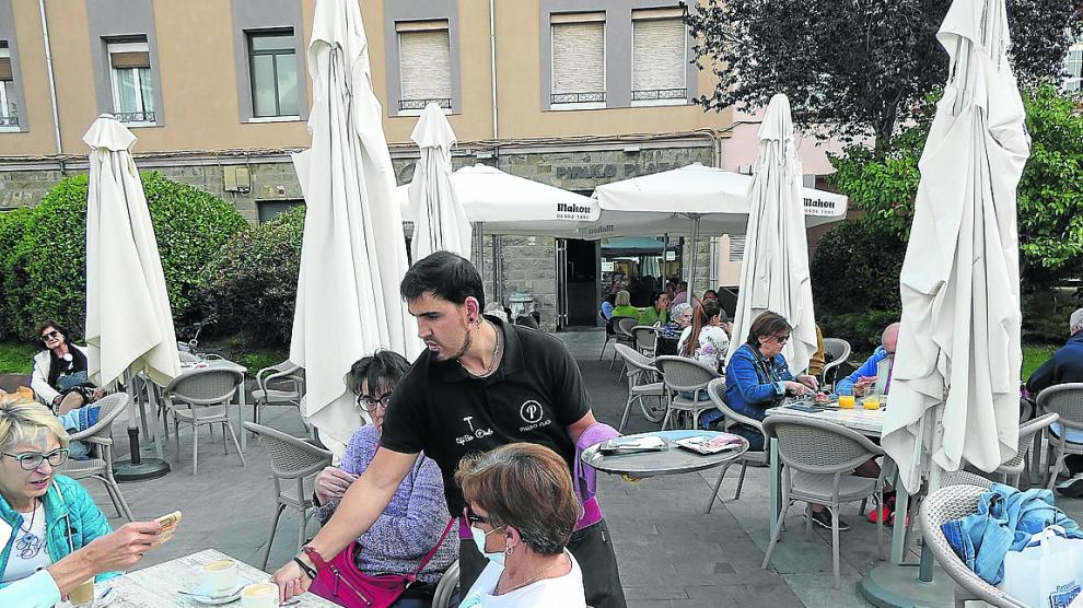 Camareros trabajando en la terraza del bar Pirulo Plaza, en la plaza Biscós de Jaca.