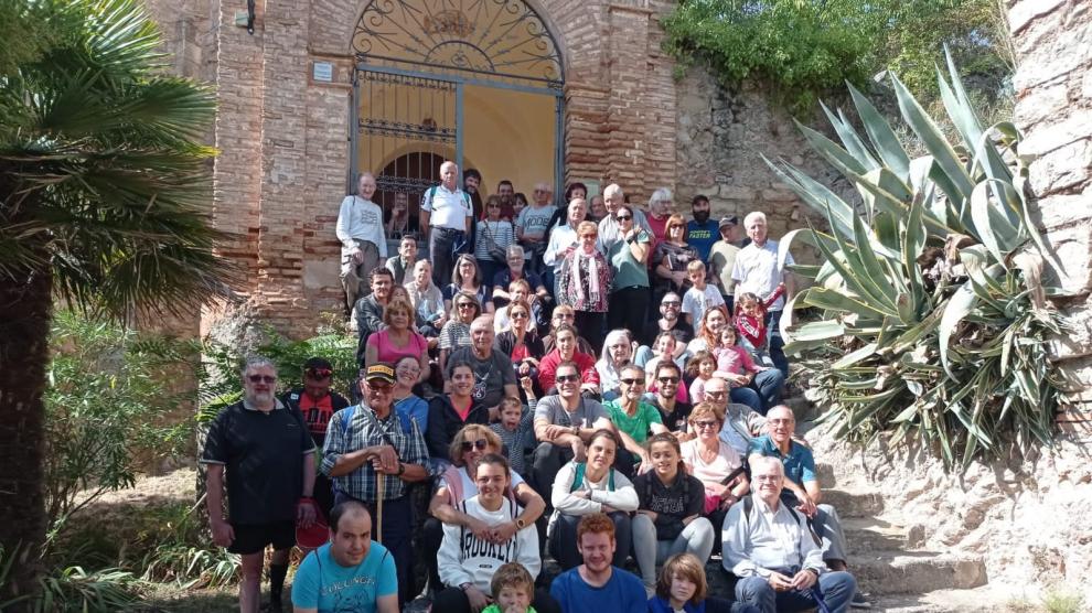Habitantes de Colungo, tras realizar el camino, en su visita a la iglesia de Salinas de Hoz.