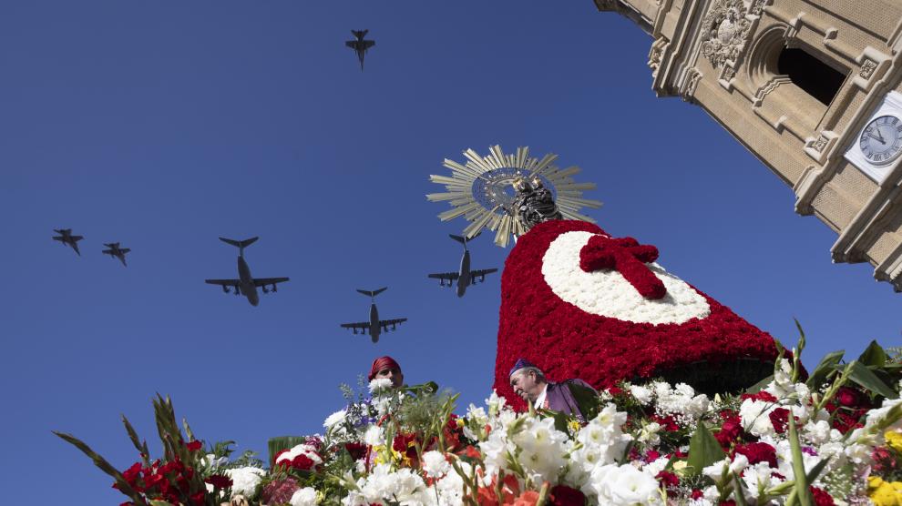 Paso de los aviones de la Base de Zaragoza sobre la Ofrenda del Pilar
