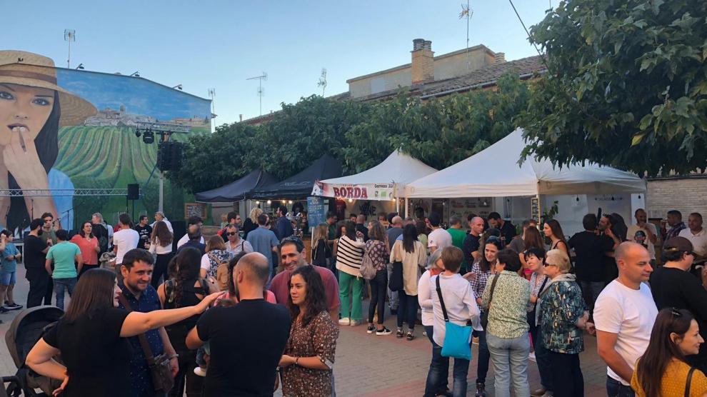 Asistentes a la tercera Feria de la Cerveza que ha celebrado la localidad de Salas Bajas.