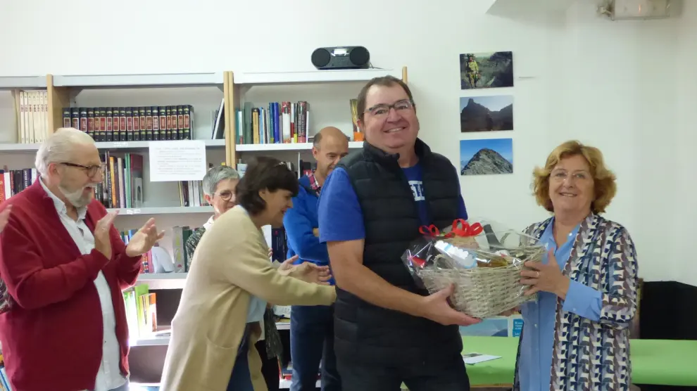 La consejera Broto entrega el segundo premio del concurso de fotografía a Pedro Javier Arruebo.