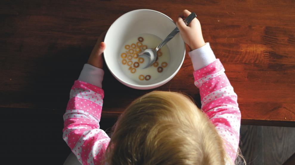 Una niña comiendo, en una imagen de achivo