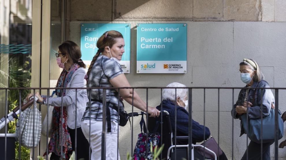 Tránsito de personas a las puertas del centro de salud de Puerta del Carmen de Zaragoza ayer.