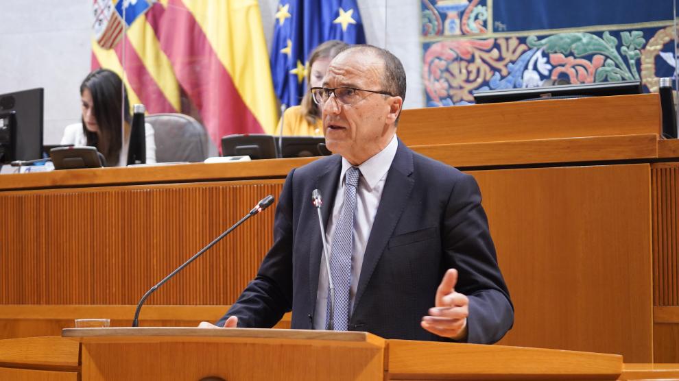 El consejero de Educación, Felipe Faci, en el pleno de las Cortes de Aragón.