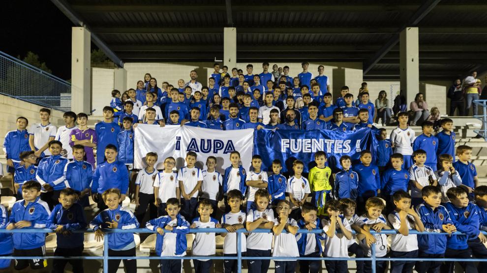 Los aficionados del Fuentes celebran su participación en la Copa del Rey