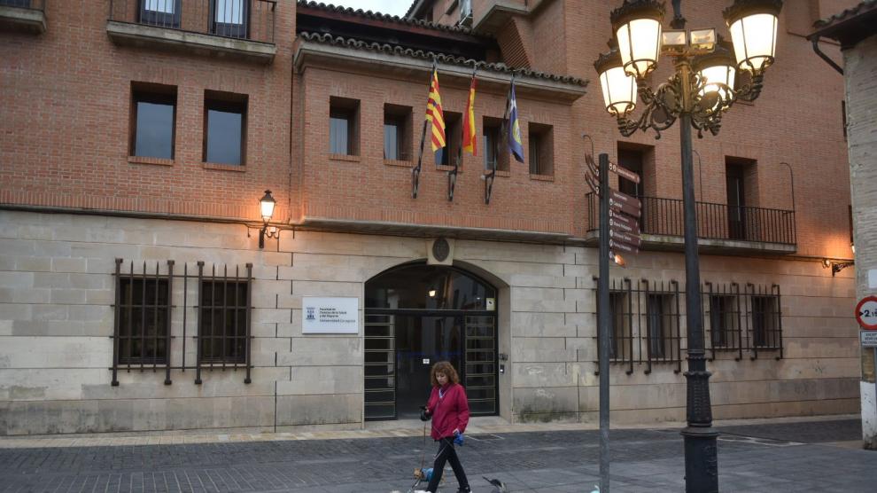 El grado de Medicina se ubica en la sede de la Facultad de Ciencias de la Salud y del Deporte de la plaza Universidad de Huesca.