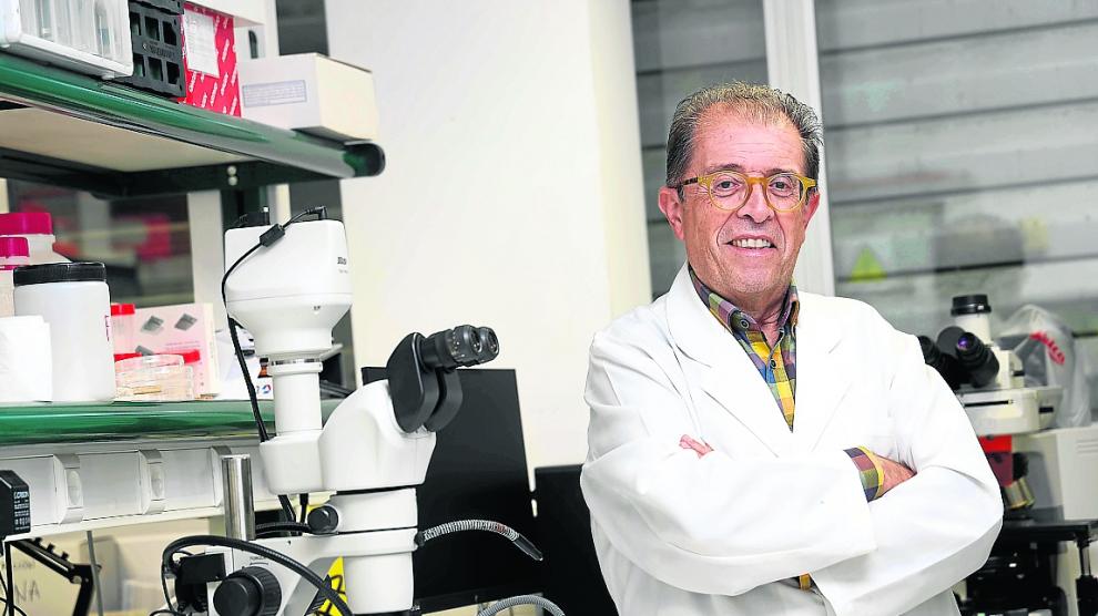 Javier Lucientes, siempre a pie de obra, en el laboratorio de la Facultad de Veterinaria.