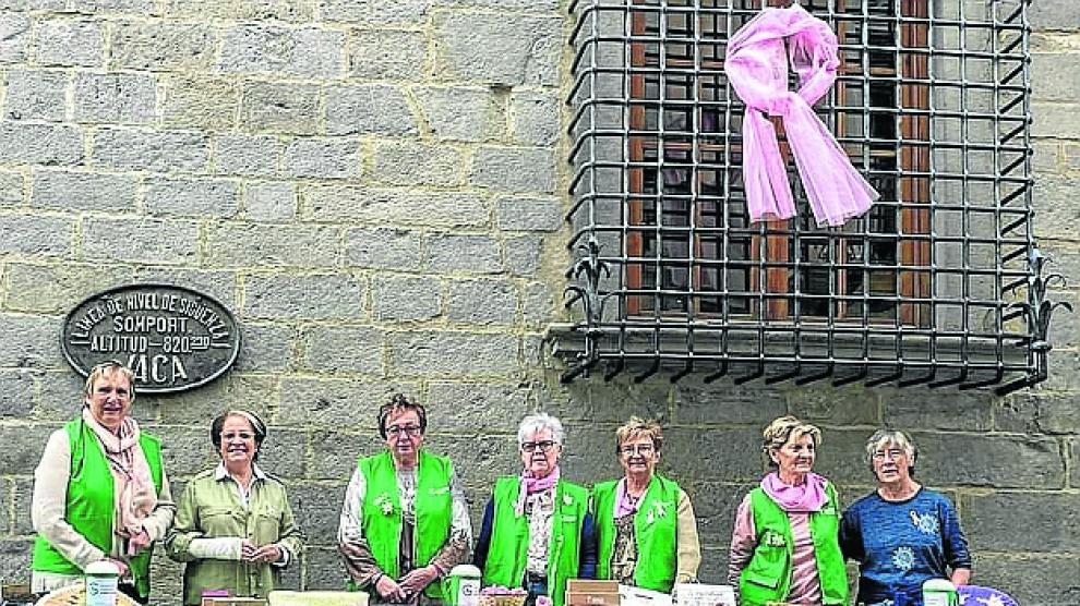 Voluntarias de la AECC de Jaca ofrecen información.