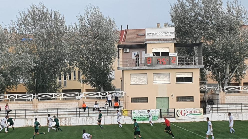 Jugadores del Andorra y del Belchite disputando los minutos finales del partido.