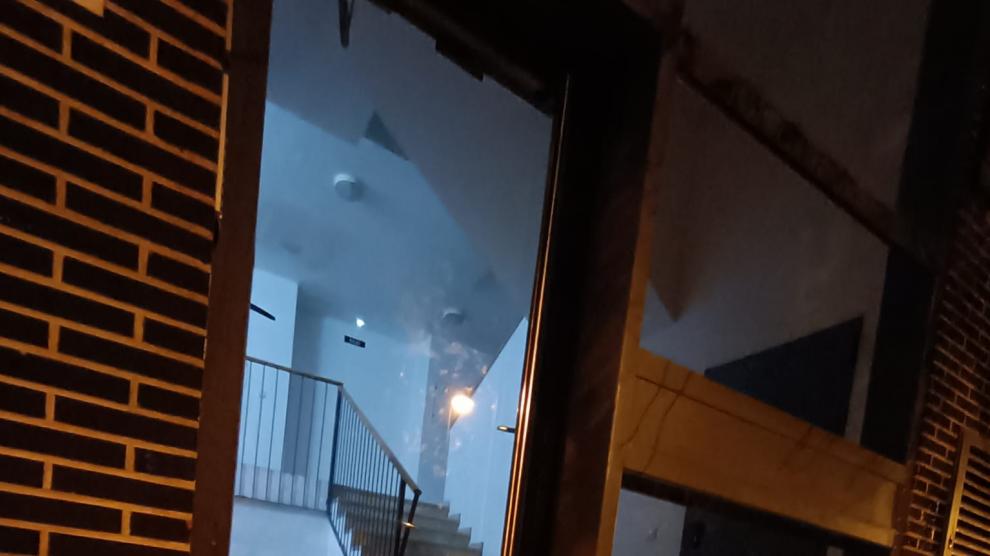 Restos de sangre frente al portal de la casa donde tuvo lugar el suceso