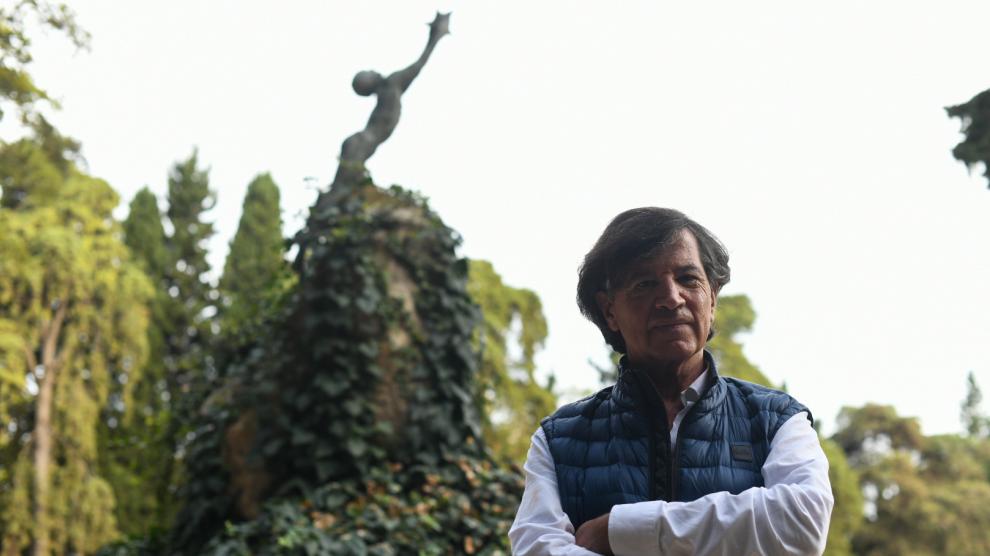 Carlos López Otín, investigador aragonés del cáncer, ante la escultura de Orensanz dedicada al escritor Rubén Darío en el parque José Antonio Labordeta esta mañana.