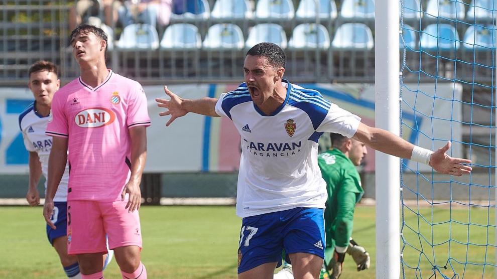 Guillem Naranjo celebra el gol que esta temporada le anotó al Esnayol.