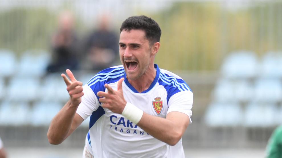 Guillem Naranjo, delantero catalán fichado en verano por el Aragón, tras un gol con el filial.