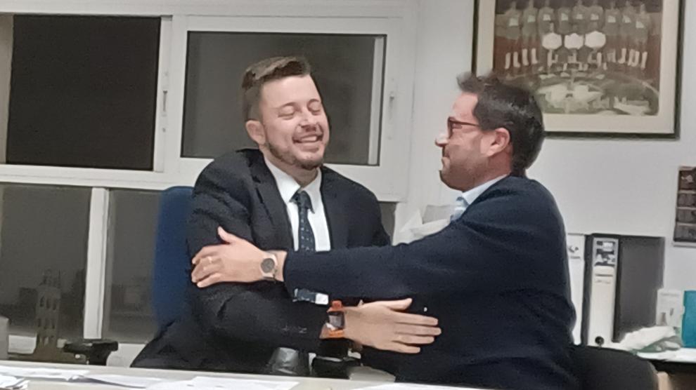 Orús, a la izquierda, recibe el afecto del nuevo presidente, Fernando Lascorz.