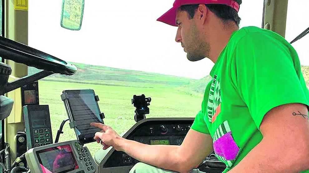 La nueva generación de agricultores y ganaderos ha introducido las más modernas tecnologías en su actividad diaria en el campo o en la granja.