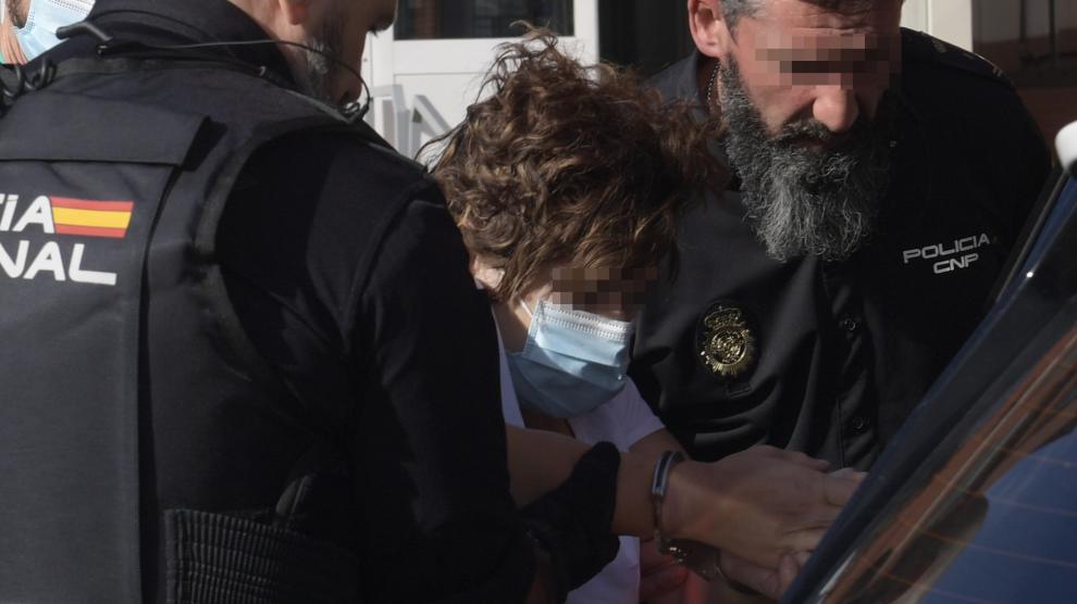 Agentes de la Policía Nacional trasladan a comisaria a la mujer de 48 años arrestada la pasada noche en Gijón en relación a la muerte de su hija, de 6 años,