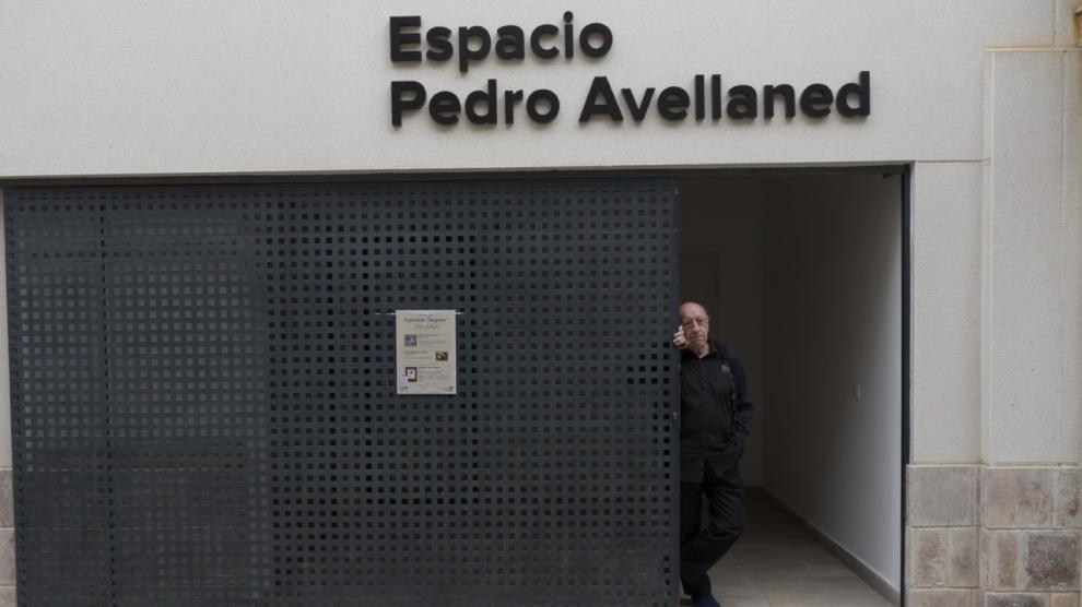 Pedro Avellaned, fotógrafo, cineasta y actor, ante la sala de exposiciones que lleva su nombre.