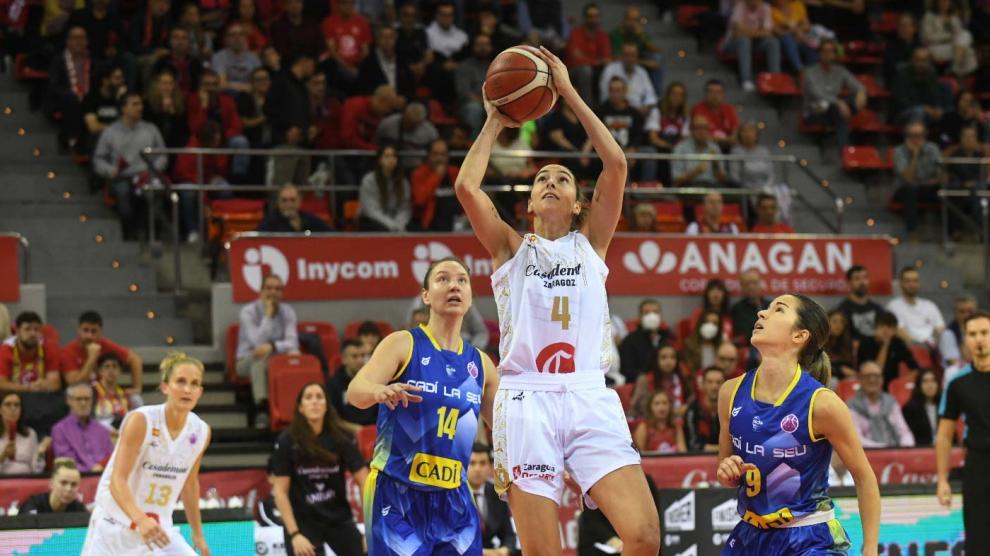 Mariona Ortiz efectúa un lanzamiento en el partido de este miércoles.
