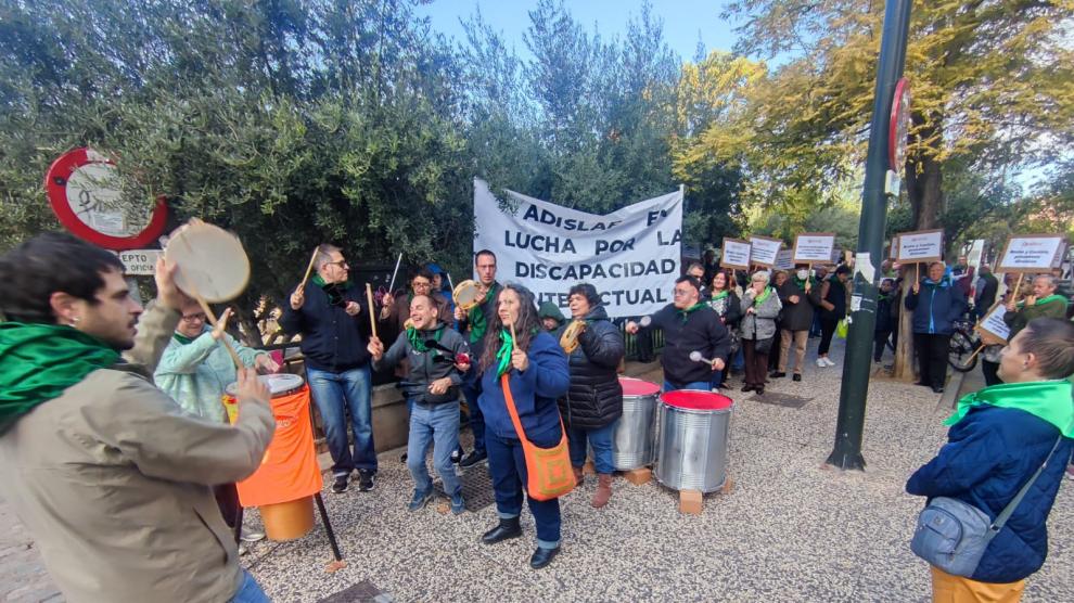 Batucada de protesta protagonizada por Adislaf a las puertas de las Cortes de Aragón